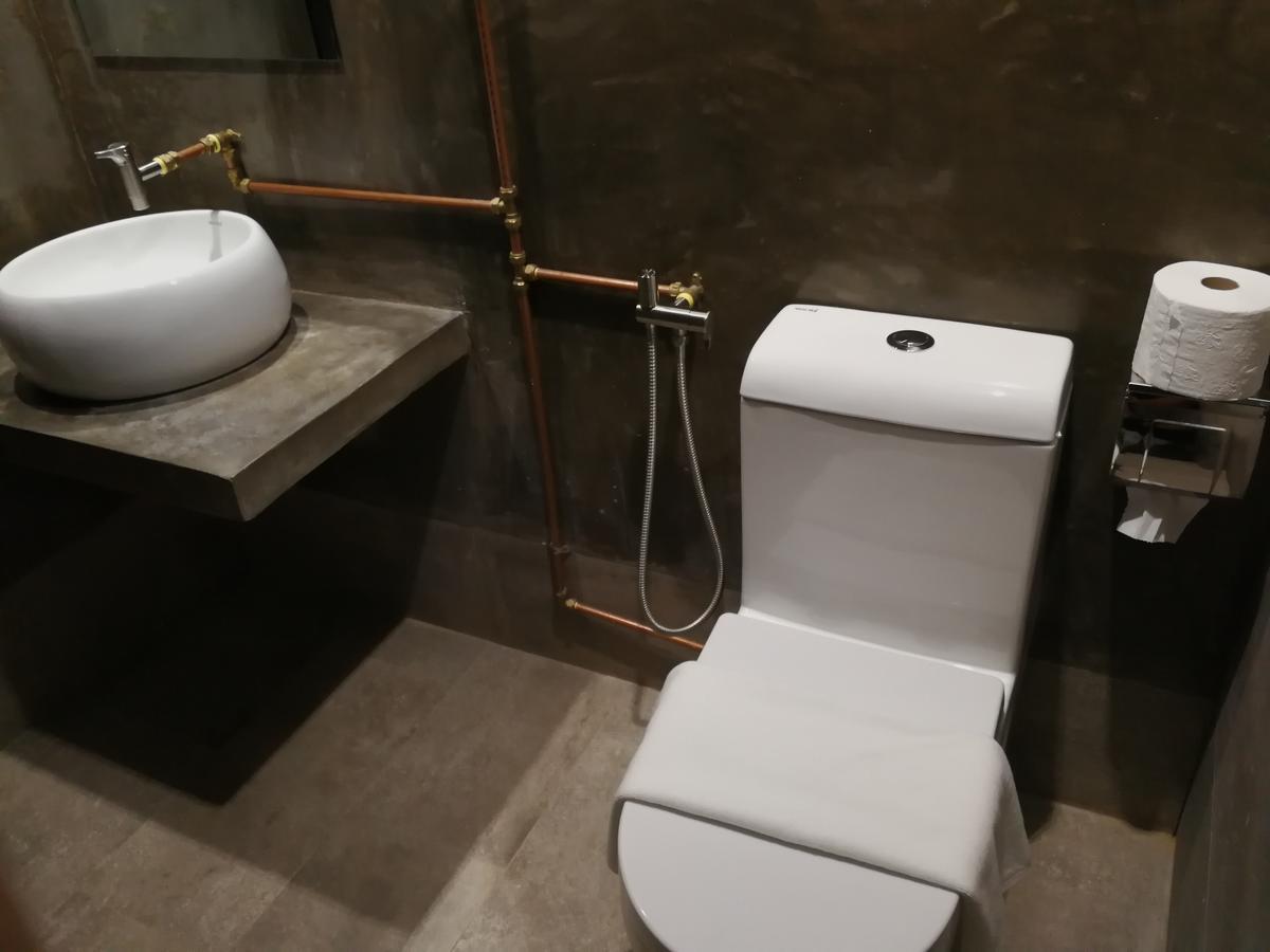 The Rise Room Kuala Terengganu Kültér fotó A modern toilet